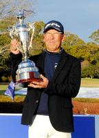 優勝カップを掲げる渡部