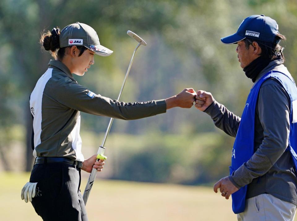 　最終ラウンド、ホールアウトする馬場咲希（左）