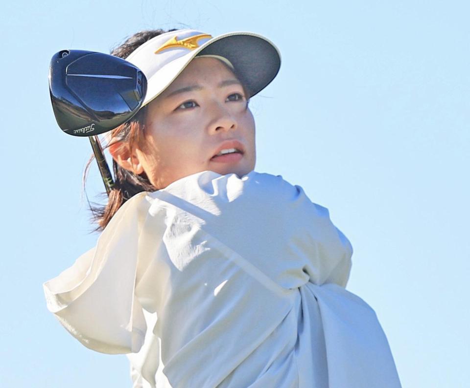 ９番でティーショットを放つ神谷和奏