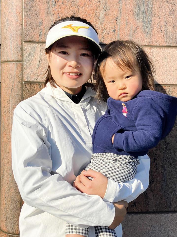 　娘の咲凜ちゃんを抱きかかえる神谷和奏