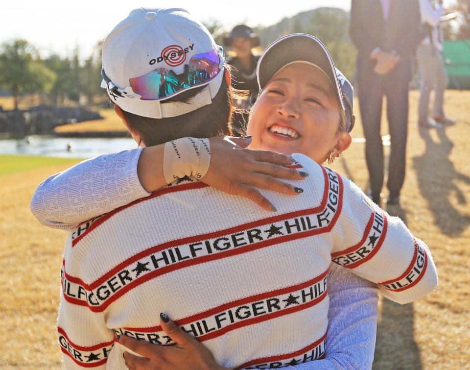 　優勝を決め、仲間の祝福を受ける高木優奈（右）