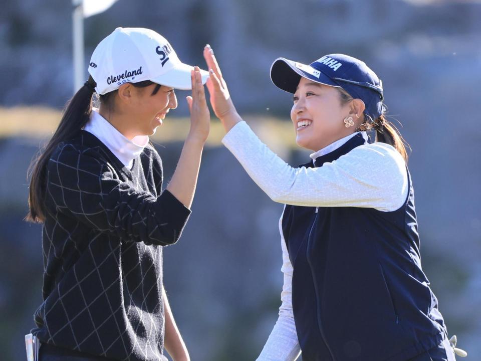 　優勝を決め上久保実咲（左）から祝福される高木優奈