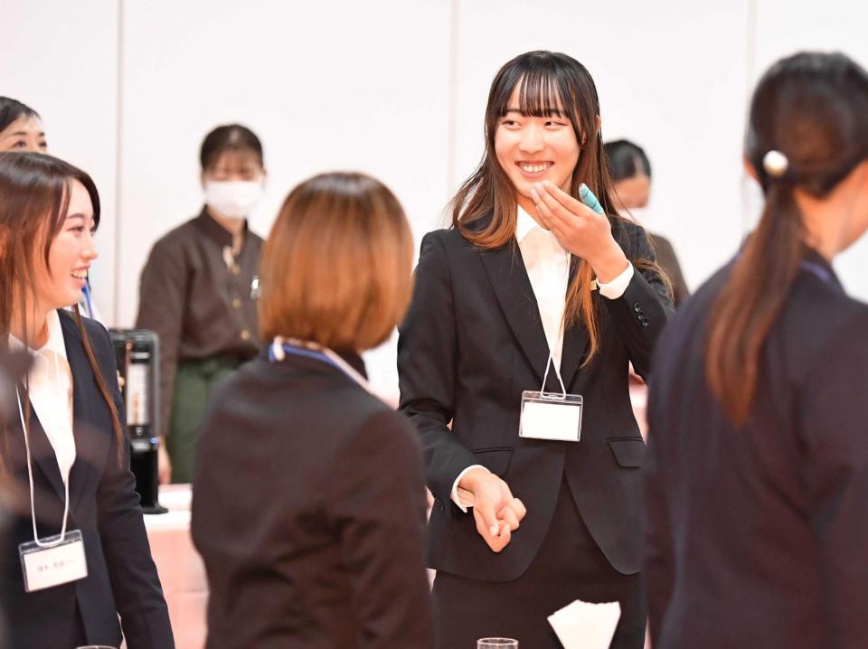 　ＪＬＰＧＡ新人セミナーでパーティーマナー研修を受ける馬場咲希。左は清本美波