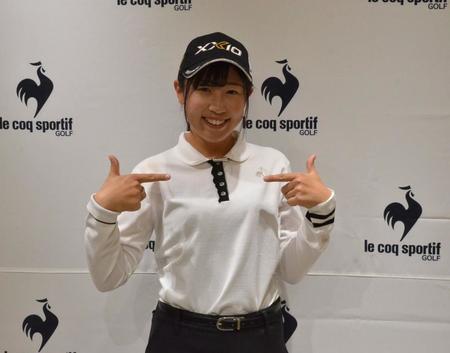 　自身がデザインした丸襟とフリルの入った前立てのウエアをＰＲする菅沼菜々＝小田急百貨店町田店