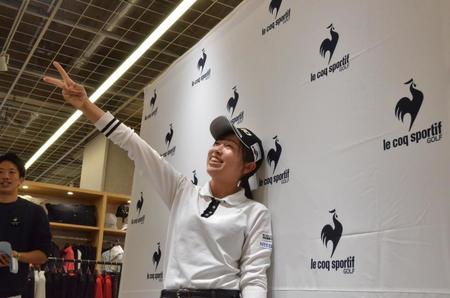 　ファンとジャンケン大会を楽しむ菅沼菜々＝小田急百貨店町田店