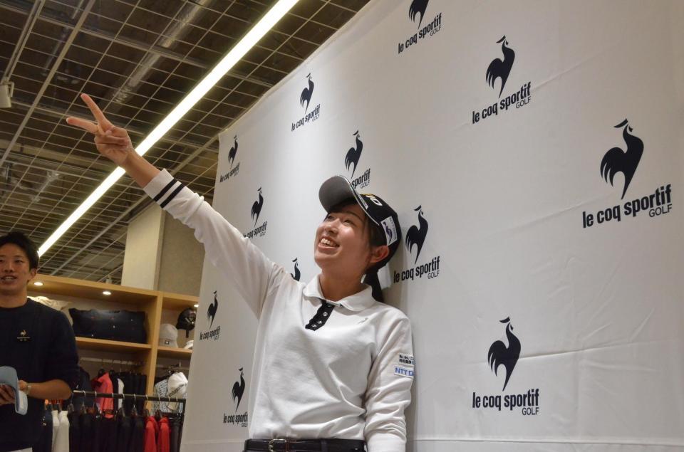 　ファンとジャンケン大会を楽しむ菅沼菜々＝小田急百貨店町田店