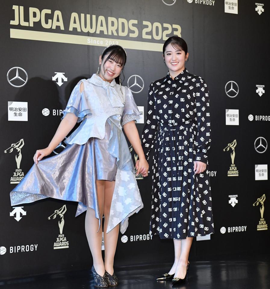 　お気に入りの衣装でポーズをとる菅沼菜々（左）と稲見萌寧（撮影・開出牧）