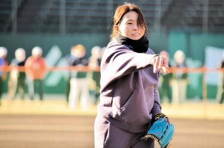 女子ゴルフ　渋野日向子がソフトボールの始球式で東京五輪金メダリストと１打席勝負　右前打浴びるも「すごく光栄」