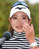 通算１７アンダーで優勝し、インタビューで涙ぐむ原英莉花＝エリエールＧＣ松山