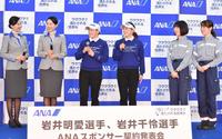 　ＡＮＡグループ双子社員と“双子あるあるトーク”で盛り上がる岩井明愛（中央左）と千怜（同右）＝撮影・開出牧