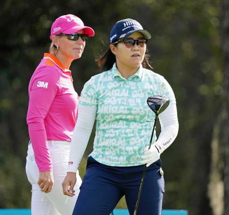 　通算４アンダーで７位につけた畑岡奈紗。左は同組のソレンスタム（共同）