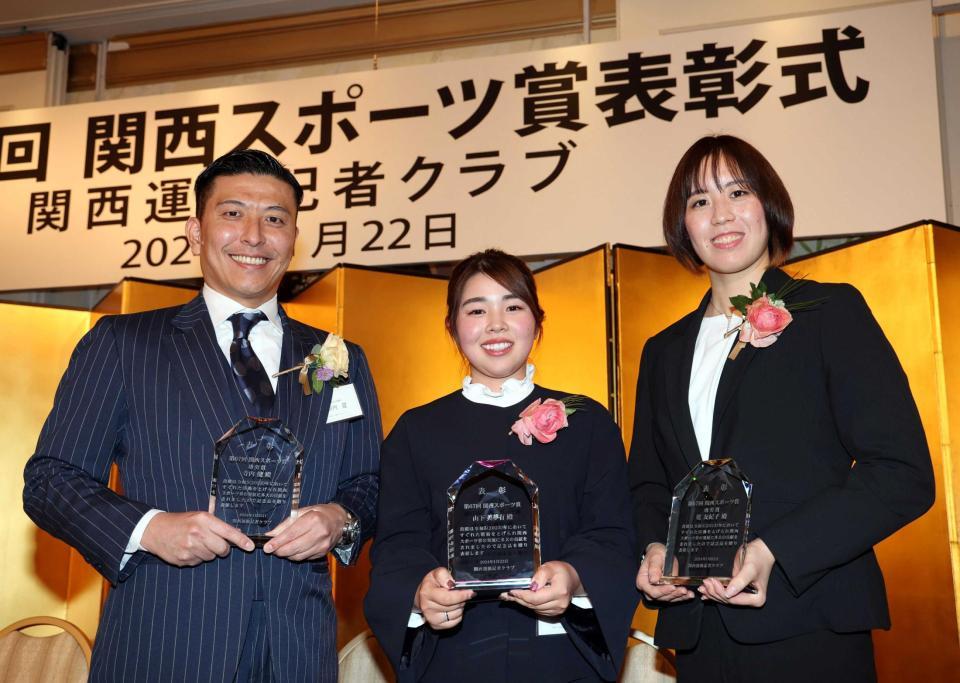 　関西スポーツ賞を受賞した（左から）寺内健さん、山下美夢有、乾友紀子さん（撮影・山口登）