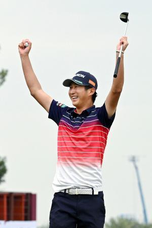 　男子ゴルフの欧州ツアー、カタール・マスターズで優勝し、ガッツポーズする星野陸也＝ドーハＧＣ（ゲッティ＝共同）