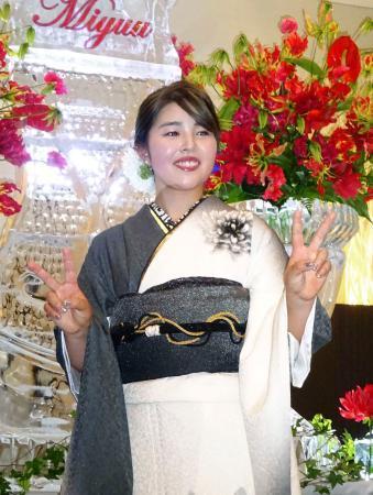 　タイトルを祝うパーティーに出席した女子ゴルフの山下美夢有＝１８日、京都市