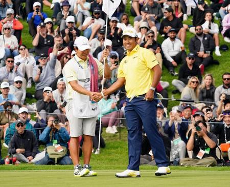 　米男子ゴルフのジェネシス招待最終ラウンド、通算17アンダーでホールアウトする松山英樹（右）。米ツアー通算９勝目を挙げた（共同）