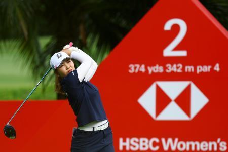 　ＨＳＢＣ女子世界選手権第３ラウンド、２番でティーショットを放つ古江彩佳＝２日、シンガポール（ゲッティ＝共同）