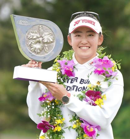 　優勝トロフィーを手に会心の笑みを浮かべる岩井千怜（撮影・開出牧）