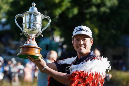 　ニュージーランド・オープンで初優勝し、トロフィーを掲げる幡地隆寛＝３日、アロータウン（Ｅｖａｎ　Ｂａｒｎｅｓ／Ｐｈｏｔｏｓｐｏｒｔ提供・ＡＰ＝共同）