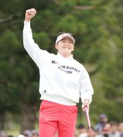 　１８番、ウイニングパットを沈めガッツポーズを決める岩井千怜（撮影・開出牧）