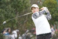 　４番、ティーショットを放つ西郷真央（撮影・開出牧）