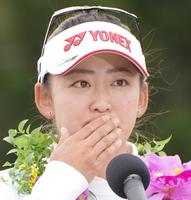 　優勝スピーチで言葉を詰まらせ目に涙を浮かべる岩井千怜（撮影・開出牧）