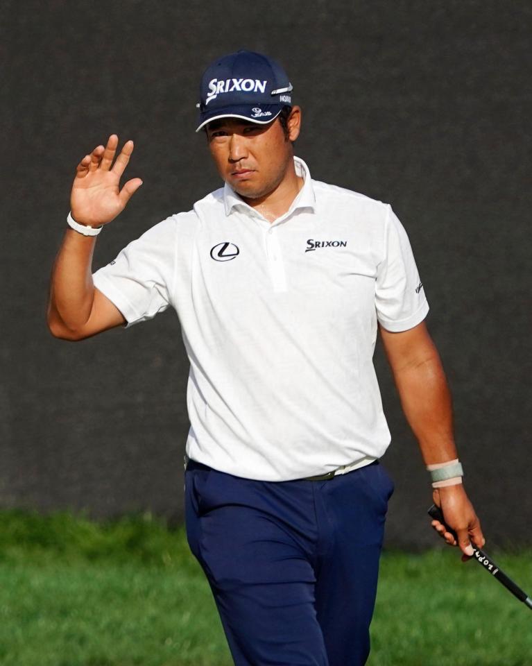 　第２ラウンド、18番でバーディーを奪い、拍手に応える松山英樹。通算７アンダーで首位（共同）