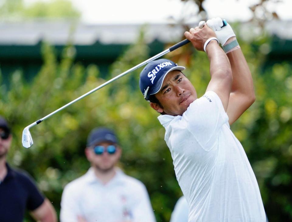 　第２ラウンド、２番でティーショットを放つ松山英樹。通算７アンダーで首位（共同）