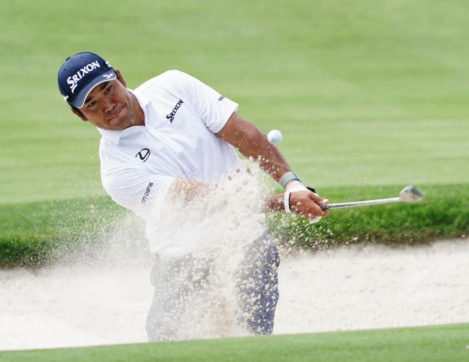 　第２ラウンド、２番でバンカーショットを放つ松山英樹。通算７アンダーで首位（共同）