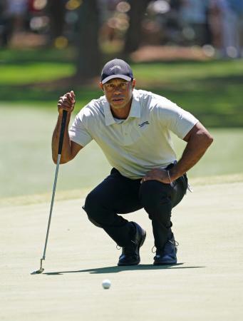 　第３ラウンド、１番でラインを読むタイガー・ウッズ。通算１１オーバーで５２位＝オーガスタ・ナショナルＧＣ（共同）