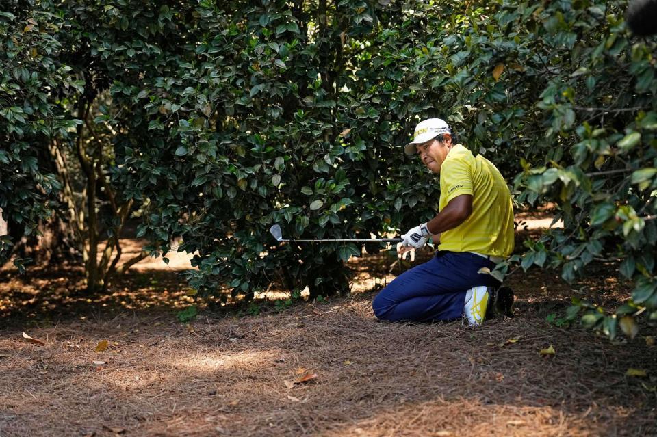 　最終ラウンド、１０番でブッシュからショットを放ち、行方を見つめる松山英樹（共同）