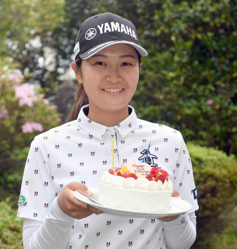 　２１歳の誕生日を迎えフジテレビからのバースデーケーキを手に笑顔の神谷そら（撮影・開出牧）