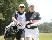 　兄の有男さん（左）をキャディーに２週連続Ｖを狙う竹田麗央