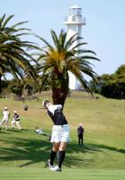 　１３番、白い灯台を背にティーショットを放つ竹田麗央（撮影・開出牧）　