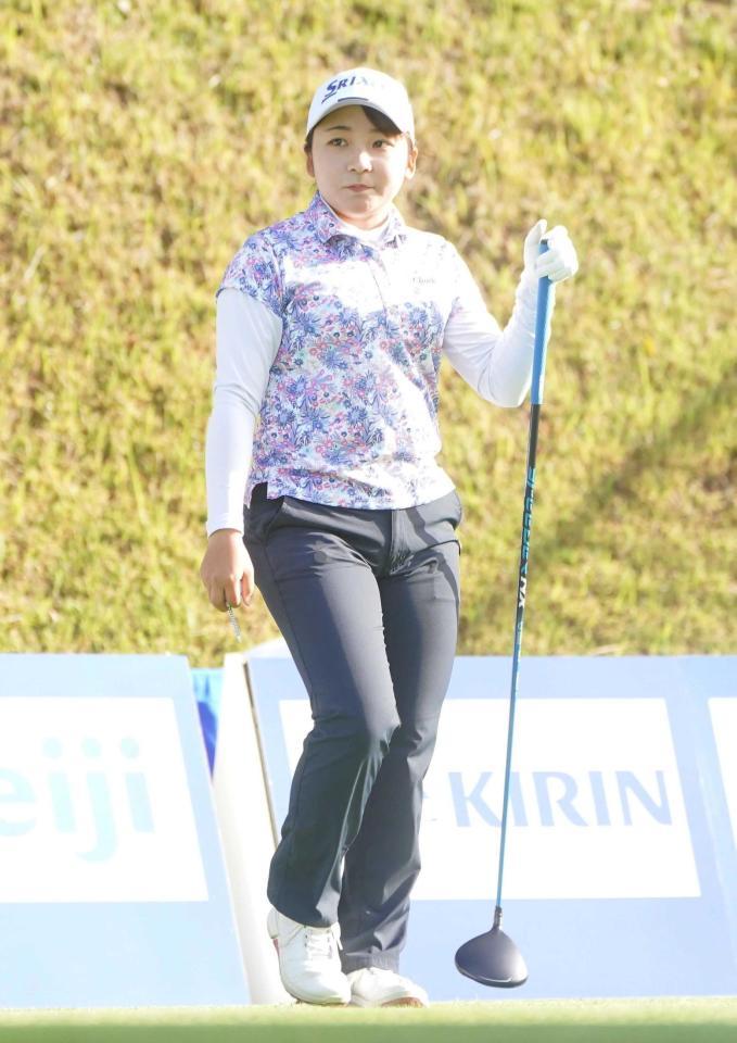 　１番のティーグラウンドでフェアウエーを見つめる大須賀望