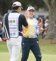 　２週連続Ｖを達成しキャディーを務めた兄の有男さん（左）とタッチを交わす竹田麗央（撮影・開出牧）