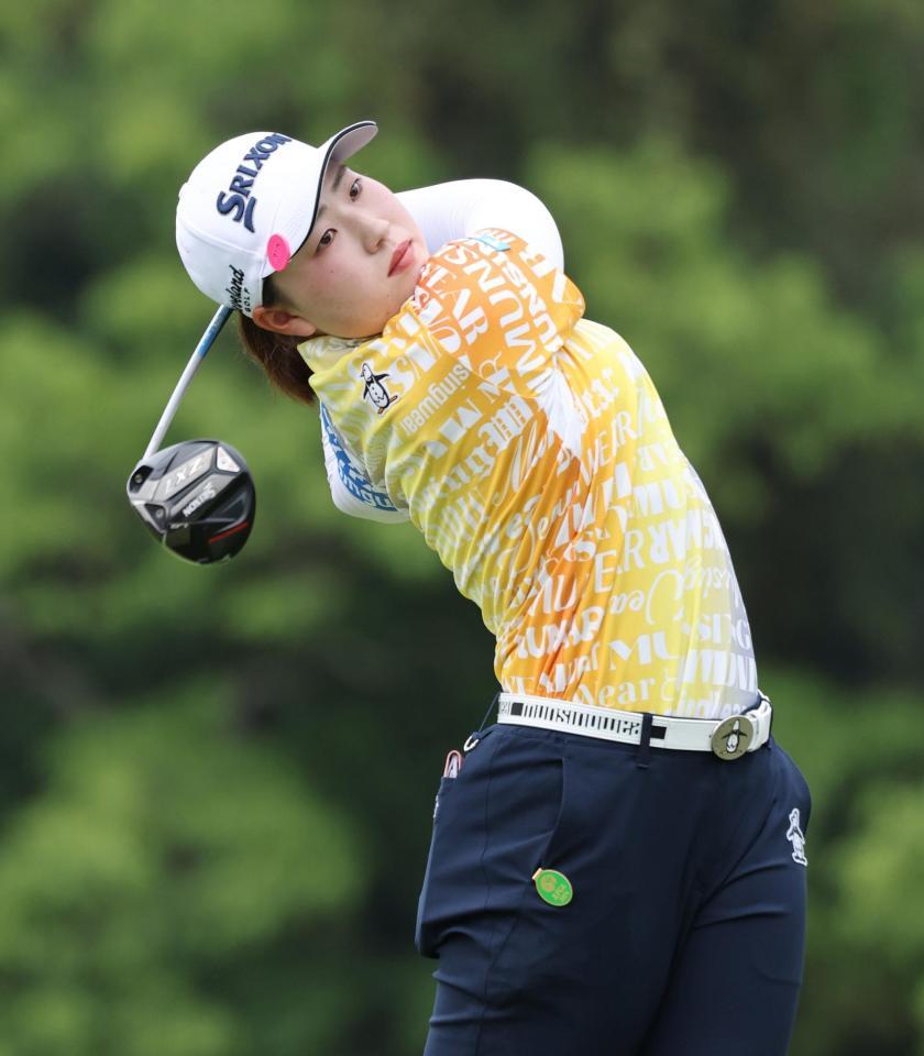 　最終日、５番でティーショットを放つ竹田麗央