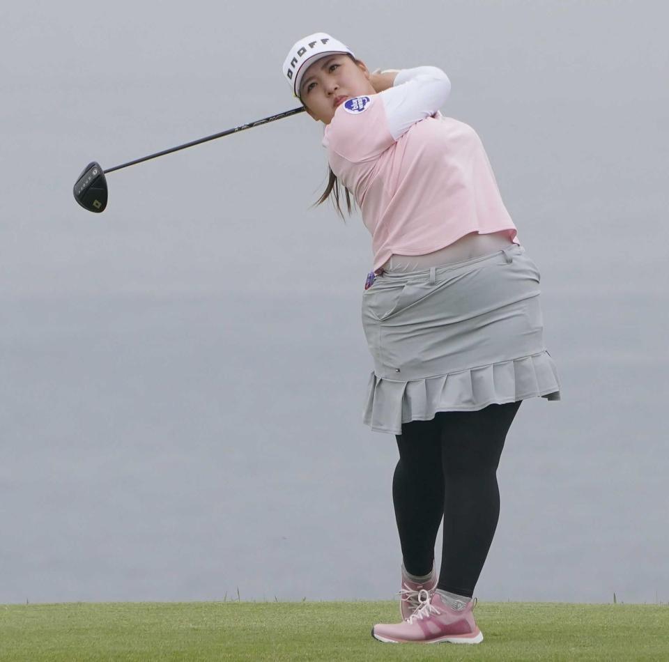 　１４番、海をバックにティーショットを放つ小林光希