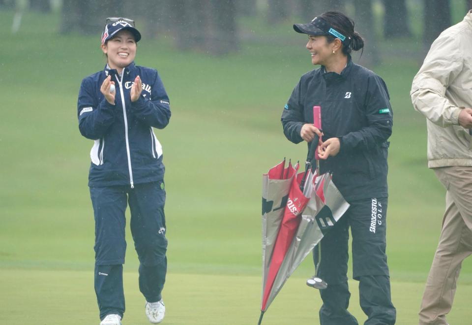 　プロアマで西村優菜（左）とラウンドし笑顔の宮里藍さん（撮影・開出牧）