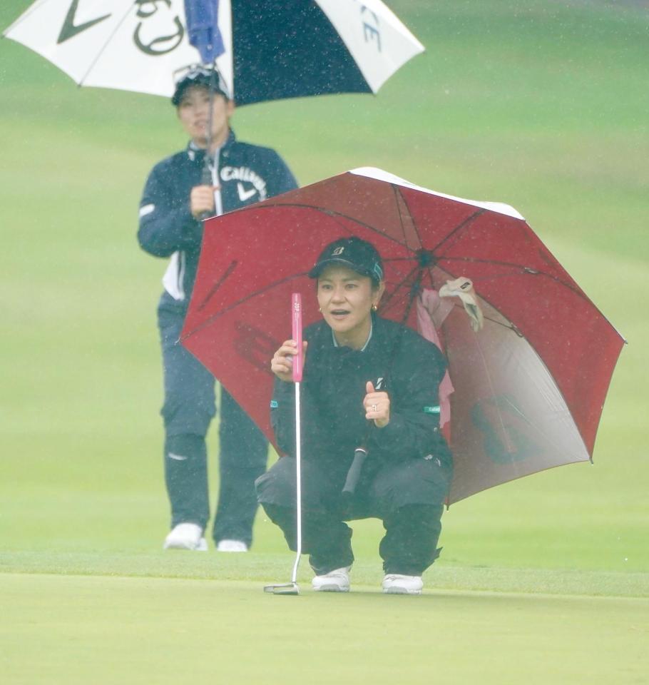 　プロアマで西村優菜（後方）とラウンドする宮里藍さん（撮影・開出牧）