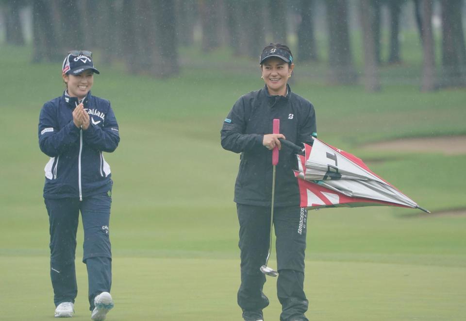 　プロアマを終え笑顔の西村優菜（左）と宮里藍さん（撮影・開出牧）