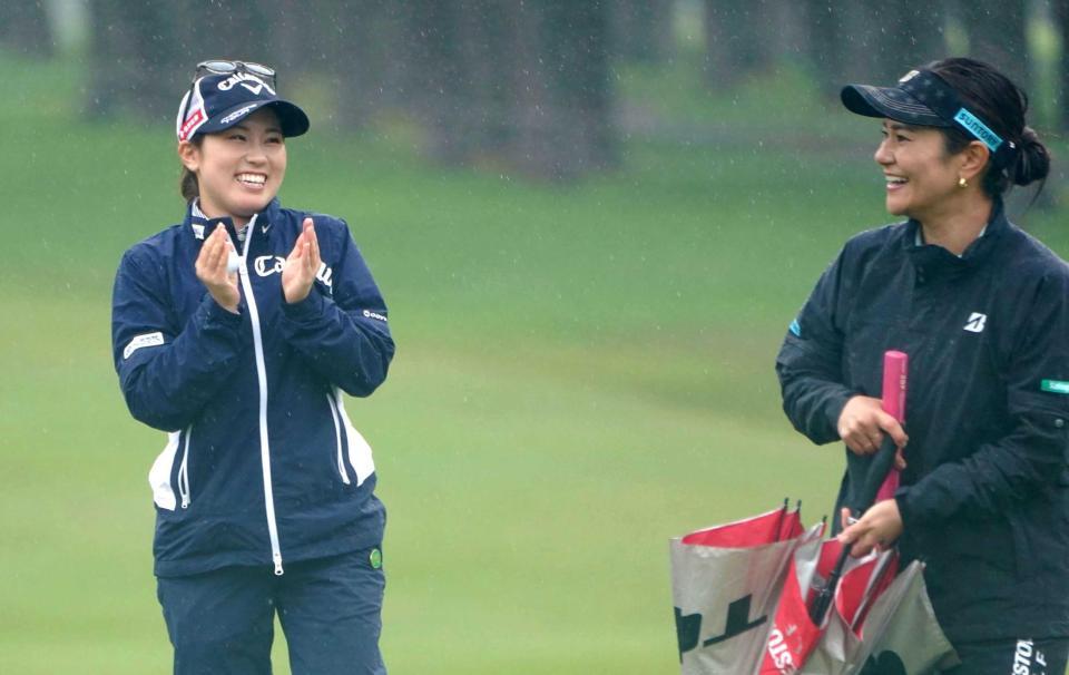 　プロアマ戦で宮里藍さん（右）と笑顔でラウンドする西村優菜（撮影・開出牧）