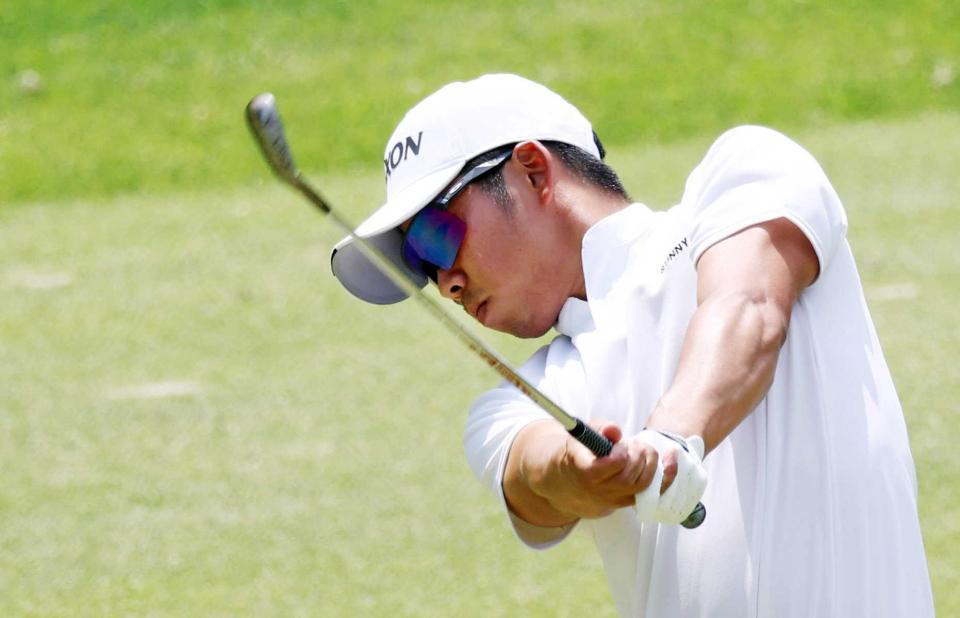 　８番で第２打を放つ生源寺龍憲