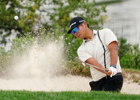 　第１ラウンド、１２番でバンカーショットを放つ久常涼。３オーバーで１１９位＝デューンズ・クラブ（共同）