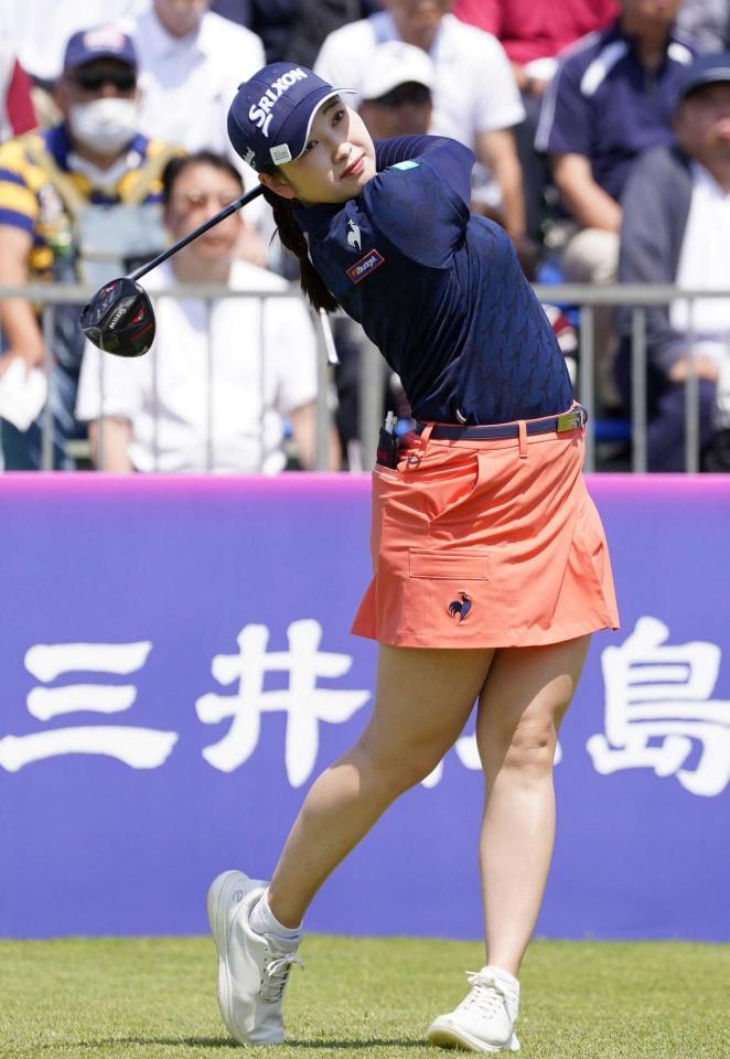 　１番、ティーショットを放つ小祝さくら（撮影・西田忠信）