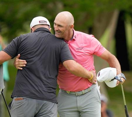 　優勝を決め、キャディーと抱き合って喜ぶマイケル・ヘンドリー（右）