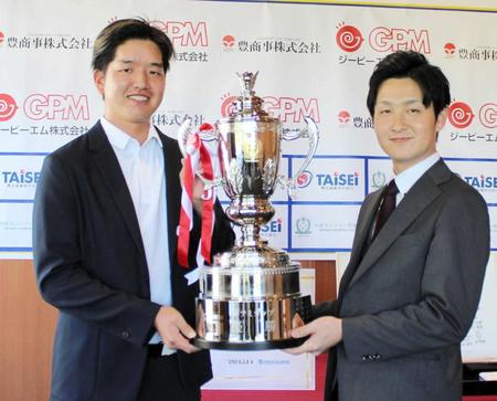 　７アンダーで優勝した有岡秀真（左）