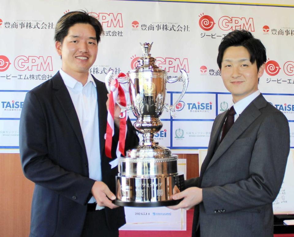 　７アンダーで優勝した有岡秀真（左）