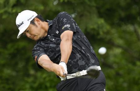 　最終日、８番でティーショットを放つ幡地隆寛。通算１４アンダーでツアー初勝利を果たした＝名神八日市ＣＣ