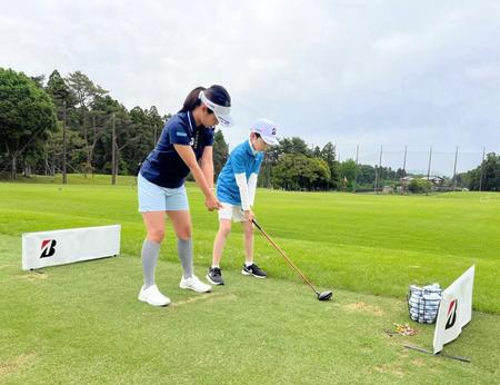 　ジュニアゴルファーに指導を行う宮里藍さん（大会提供）