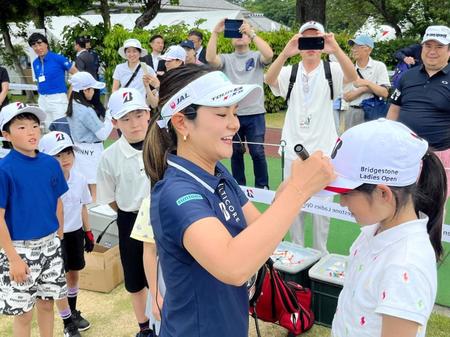 　キャップにサインする宮里藍さん（大会提供）
